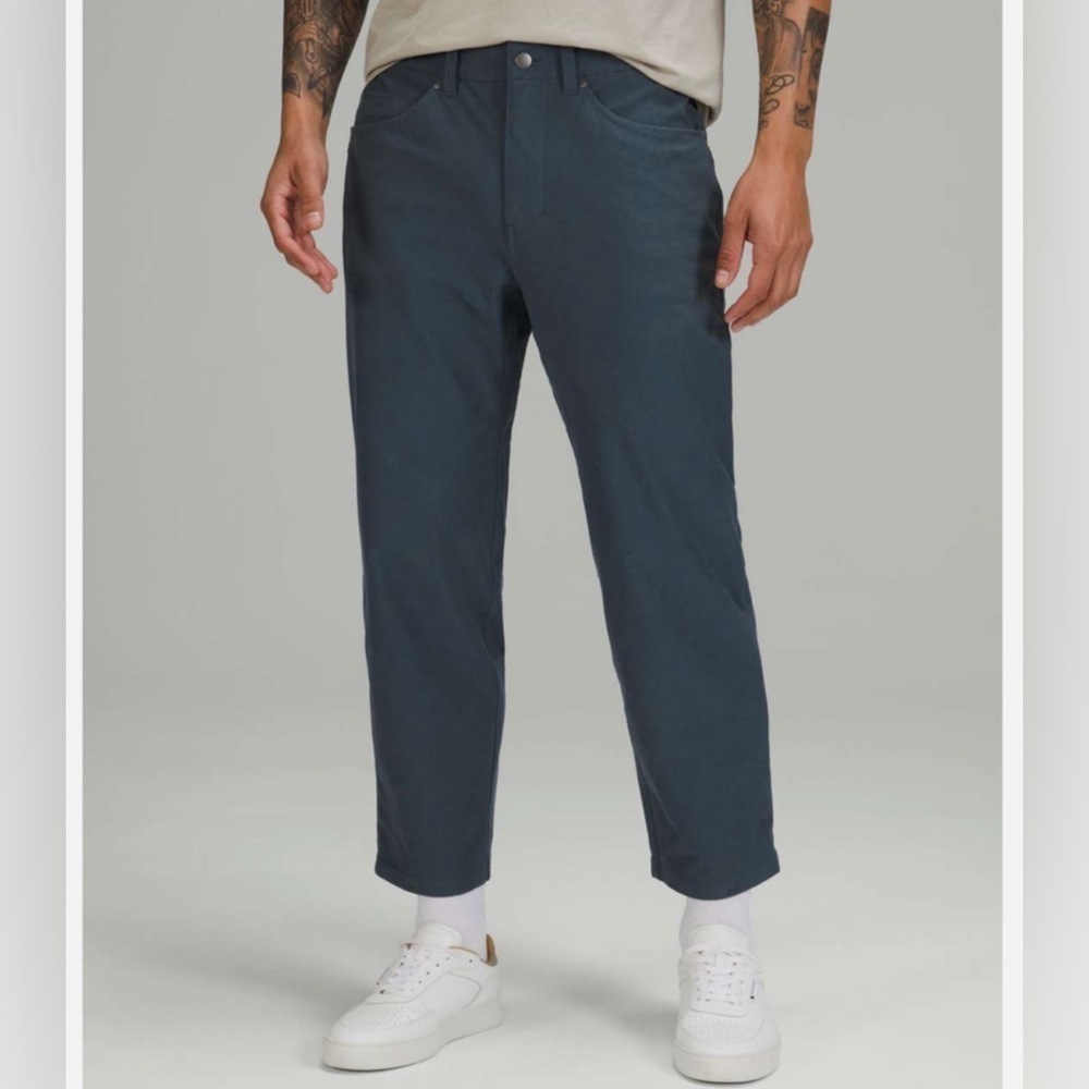 Lululemon ABC Relaxed-Fit Crop Pant *Utilitech
Iron Blue size 31